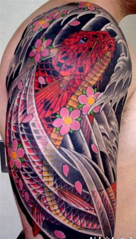 大臂上的鲤鱼樱花纹身图案