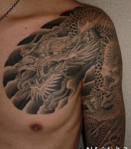 半胛黑灰色龙的纹身图案