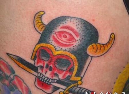 后背上的骷髅匕首纹身图案