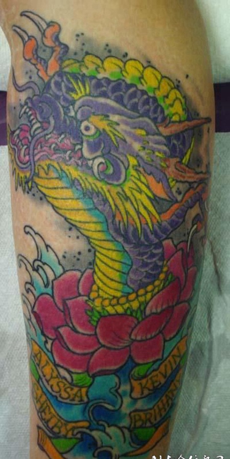 小腿上的莲花龙纹身图案