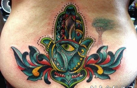 后腰上的手纹身图案