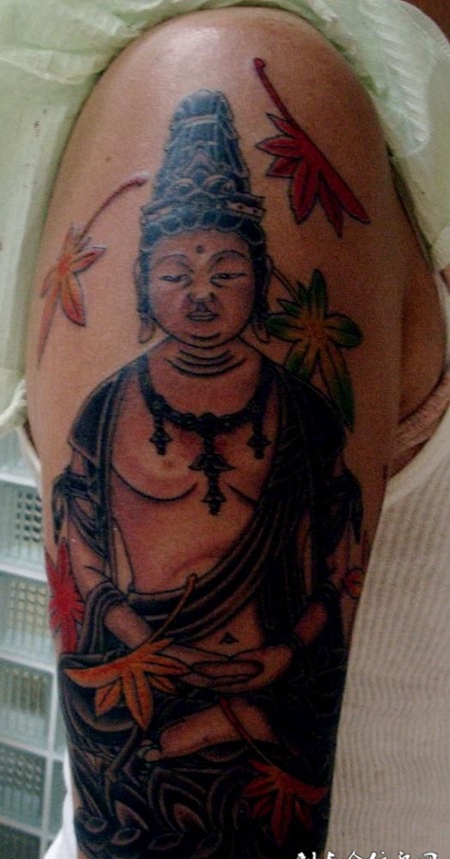 胳膊上的佛像枫叶纹身图案