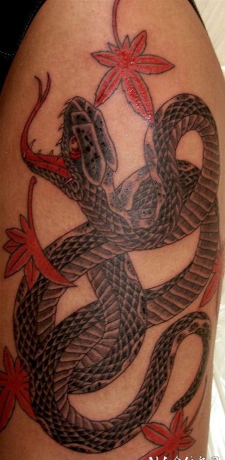 大臂上的枫叶蛇纹身图案