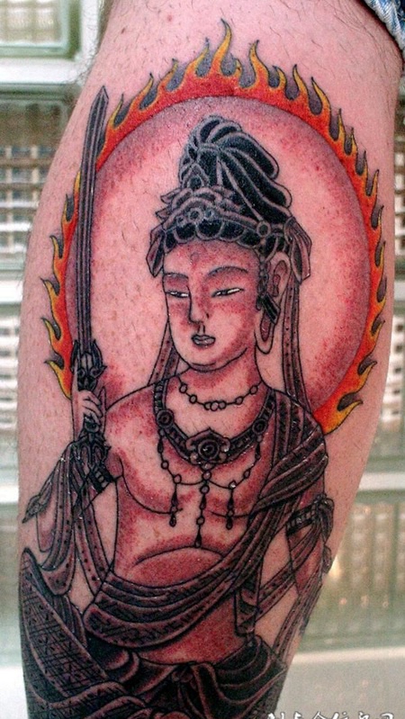 小腿上的观音像纹身图案