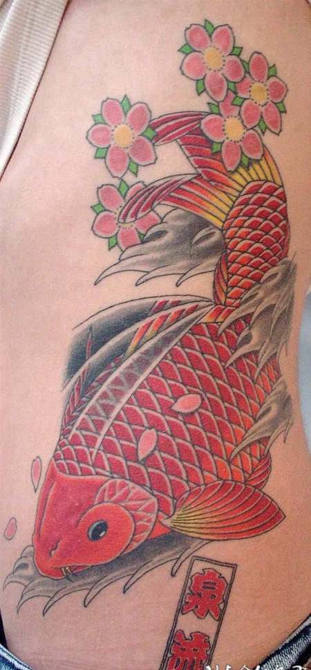 腰侧的鲤鱼樱花的纹身图案