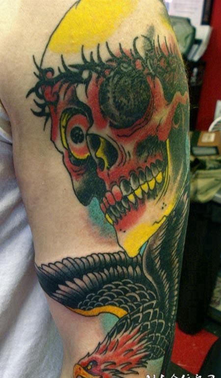 大臂上的骷髅老鹰纹身图案