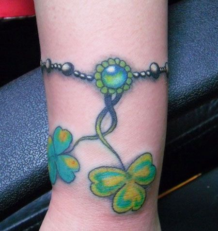 手腕绿色四叶草手链纹身图片