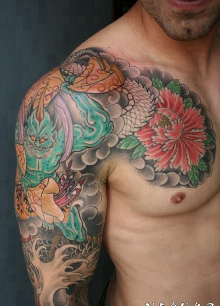 半胛风神与龙纹身图案