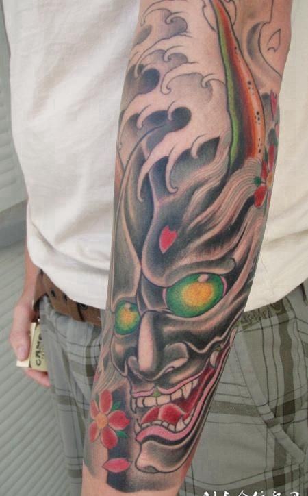 小臂上的般若水花纹身图案