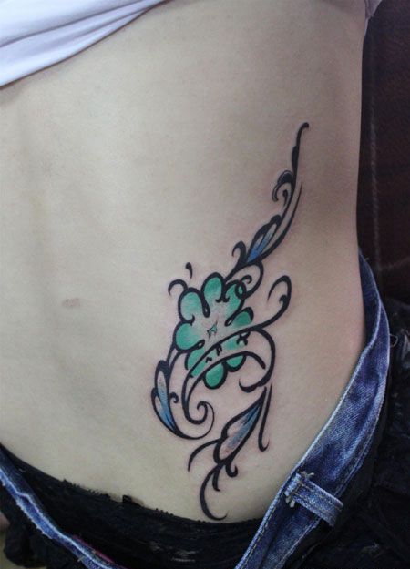 侧腰四叶草花藤纹身图片