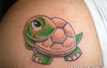 大臂上的小乌龟纹身图案
