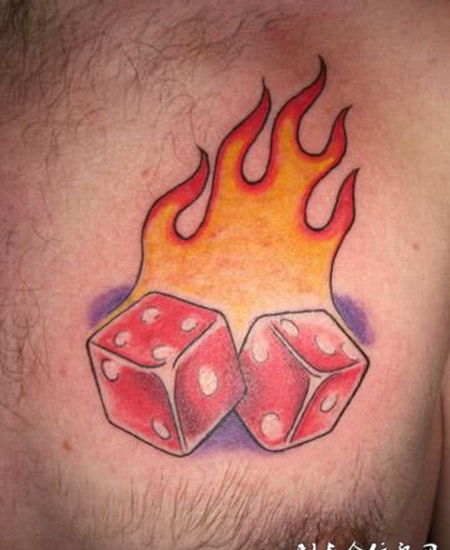 胸前的火焰骰子纹身图案