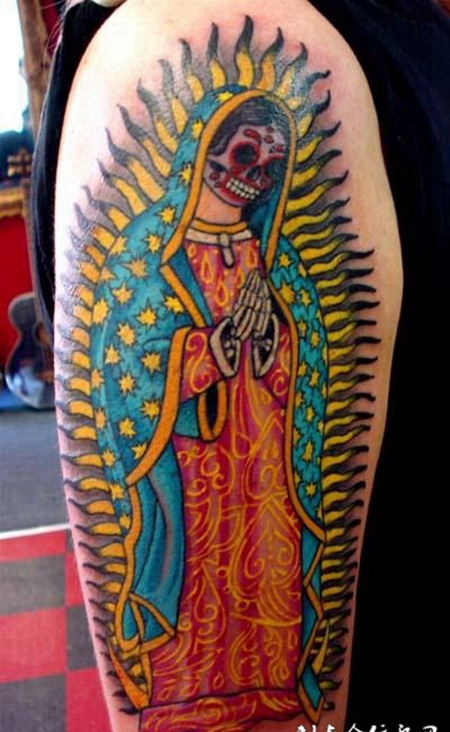 大臂上耶稣骷髅纹身图案