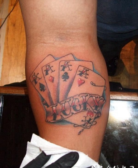 小臂上的纸牌纹身图案