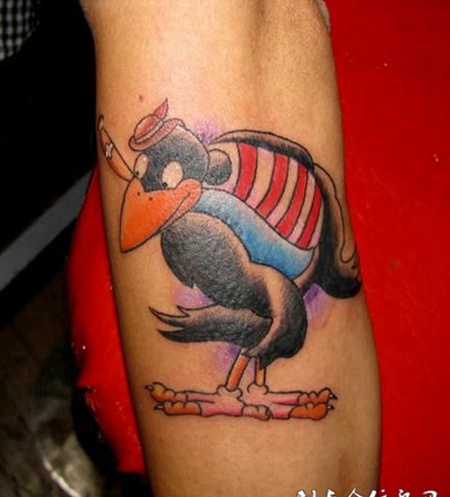 小臂上的乌鸦纹身图案