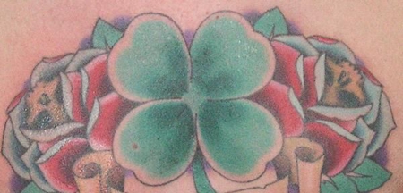 胸部四叶草玫瑰纹身图案