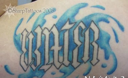 大臂上的蓝色英文纹身图案