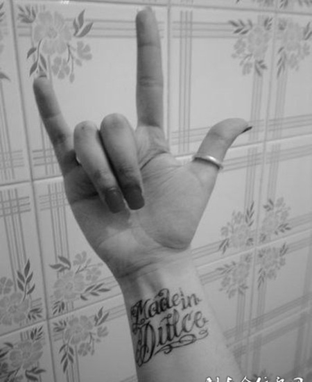 小臂上英文纹身图案