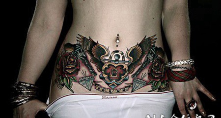 小腹上的长翅膀的心纹身图案