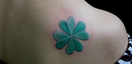 肩部四叶草纹身图片