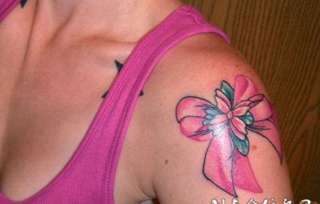 大臂上的蝴蝶结纹身图案