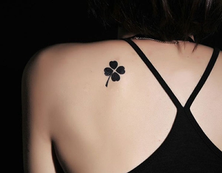 背部小清新四叶草纹身图案