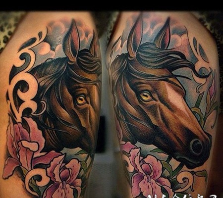大腿上的马头花朵纹身图案