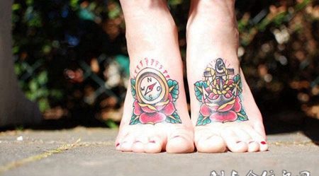 脚面上的船锚玫瑰花纹身图案