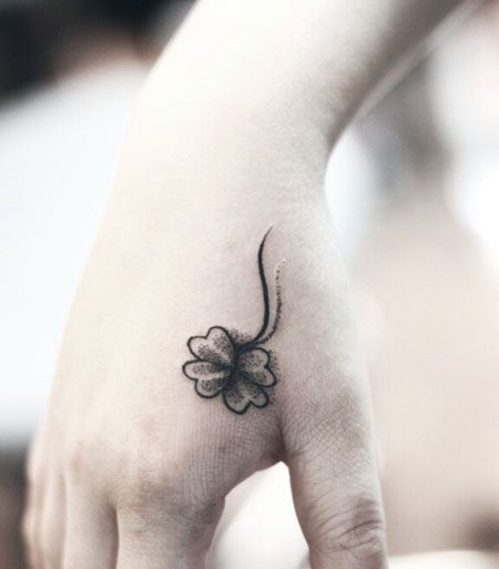 虎口四叶草纹身图案
