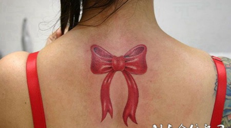 颈后的蝴蝶结纹身图案