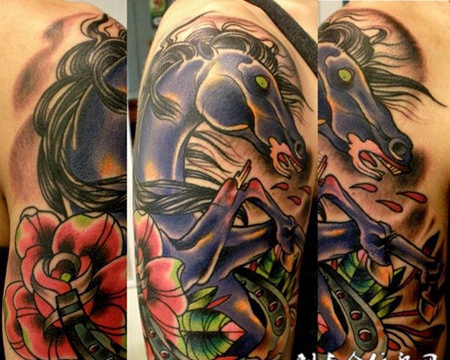 大臂上的马头玫瑰花纹身图案