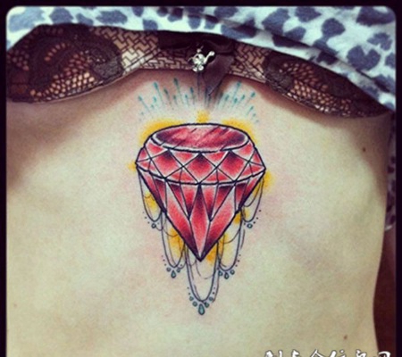 胸侧的粉红色钻石纹身图案