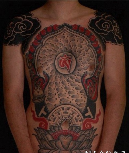 胸前的点刺莲花纹身图案