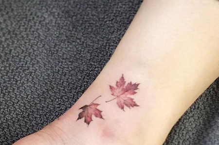 脚踝红色枫叶纹身图片