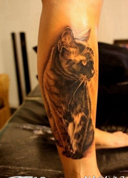 小腿上的猫纹身图案