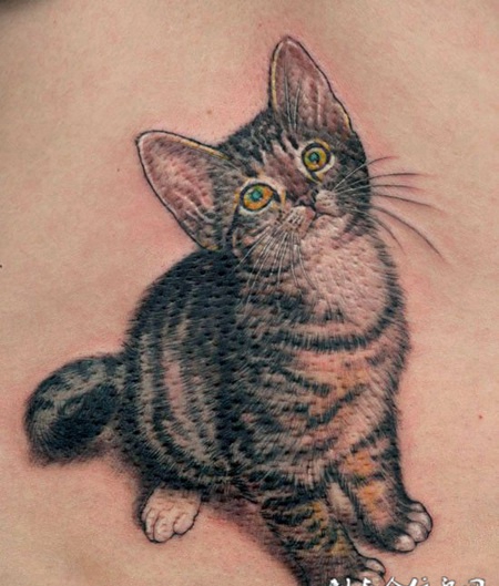 胸前的猫纹身图案