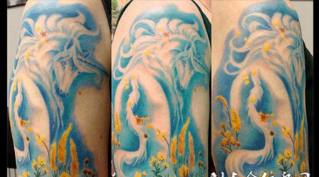 大臂上的天马纹身图案