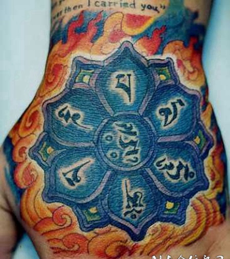 手背上的梵文莲花纹身图案