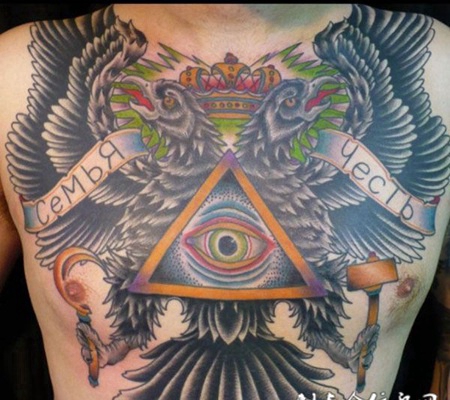 胸前的乌鸦与上帝之眼纹身图案