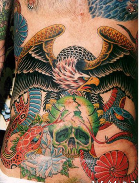 腹部的老鹰骷髅头纹身图案