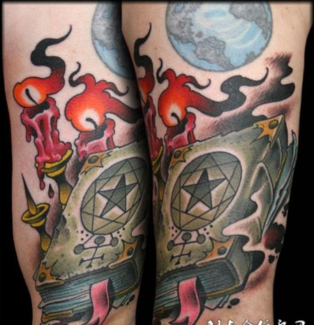 大臂上的蜡烛音乐盒纹身图案