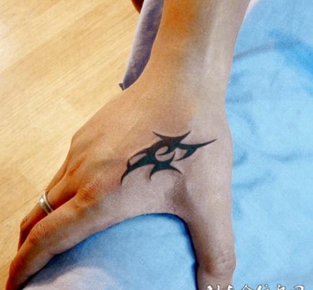 虎口上的图文纹身图案