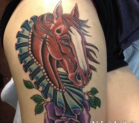 大腿上的天马头玫瑰花纹身图案