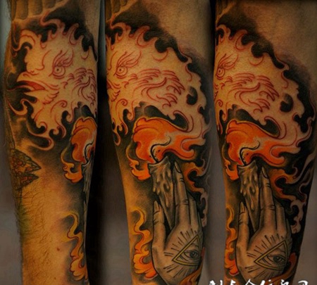 小臂上拿着蜡烛的手纹身图案