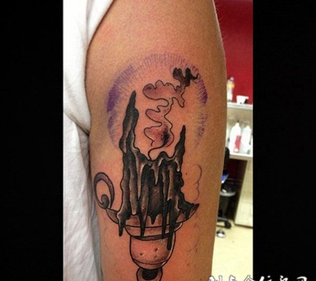 大臂上的蜡烛的纹身图案