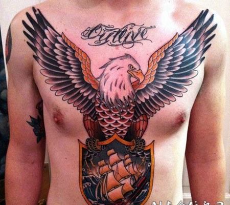 胸前的老鹰抓着帆船徽章的纹身图案