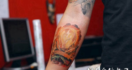 小臂上的灯泡纹身图案