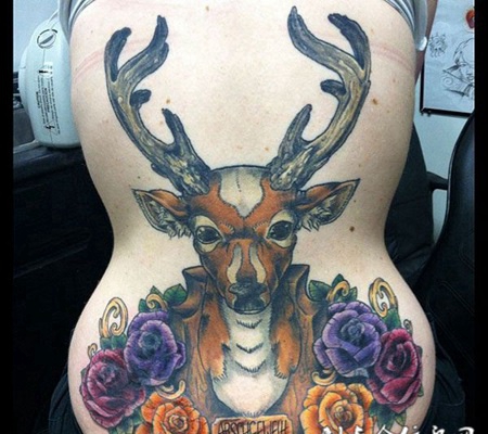 后腰玫瑰驯鹿纹身图案