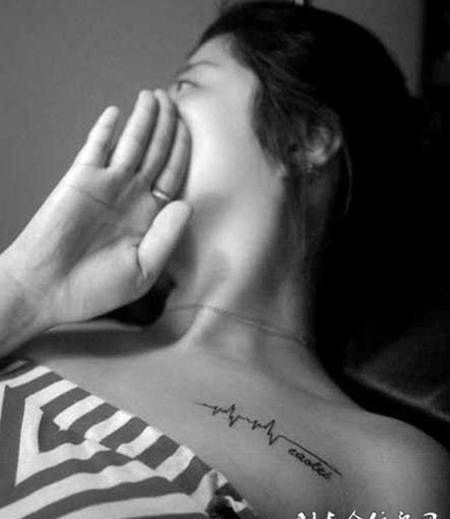 胸前的心电图纹身图案