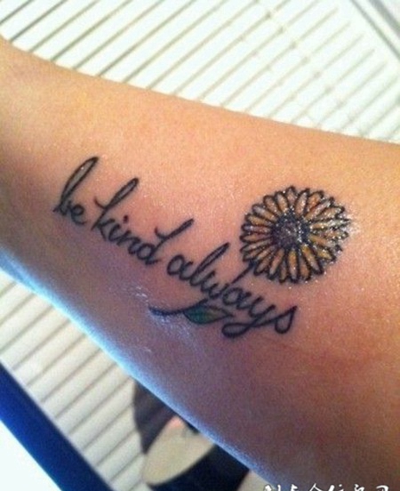小臂上的英文雏菊纹身图案